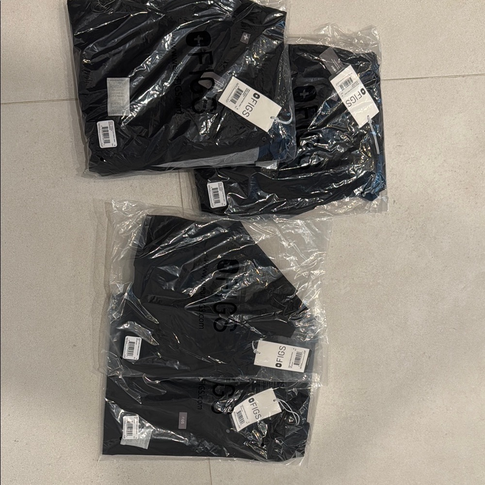 NEW WITH TAGS: FIGS MENS SHIRTS / JOGGERS : BLACK